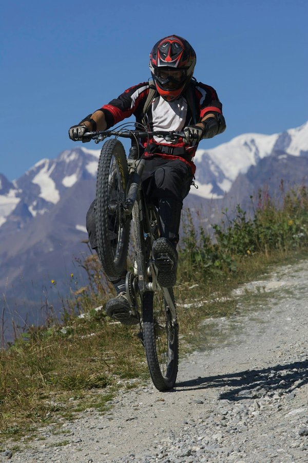 Les secrets d'un wheelie parfait et sécurisé sur une moto sportive